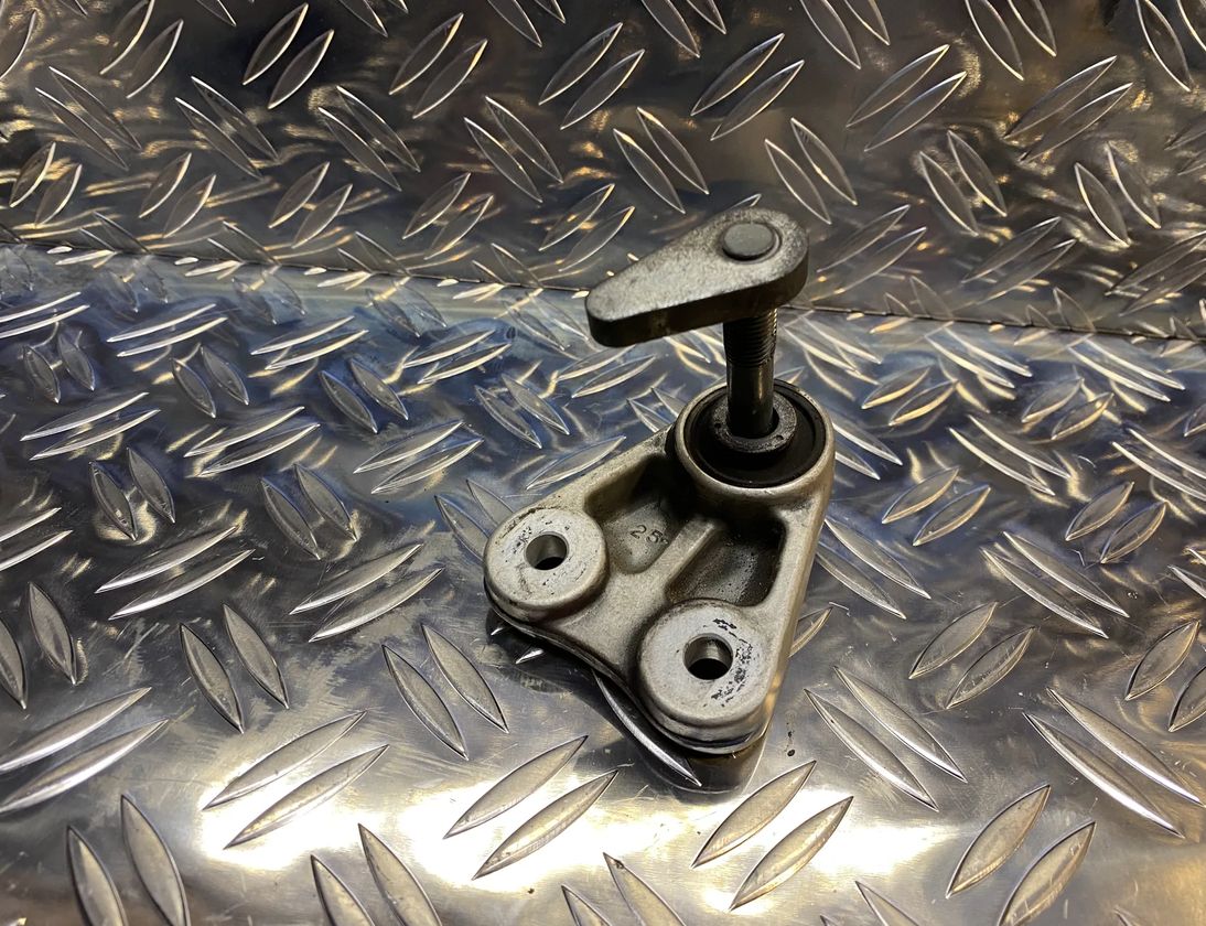 SUZUKI GSF BANDIT G30/G31 (2016-2023) Кронштейн правой опоры двигателя 21910583