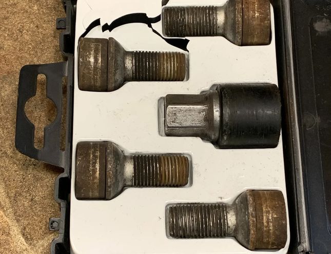 MERCEDES-BENZ CLS-Class C218/X218 (2011-2017) Locking Wheel Bolt Set B66470155 33010006