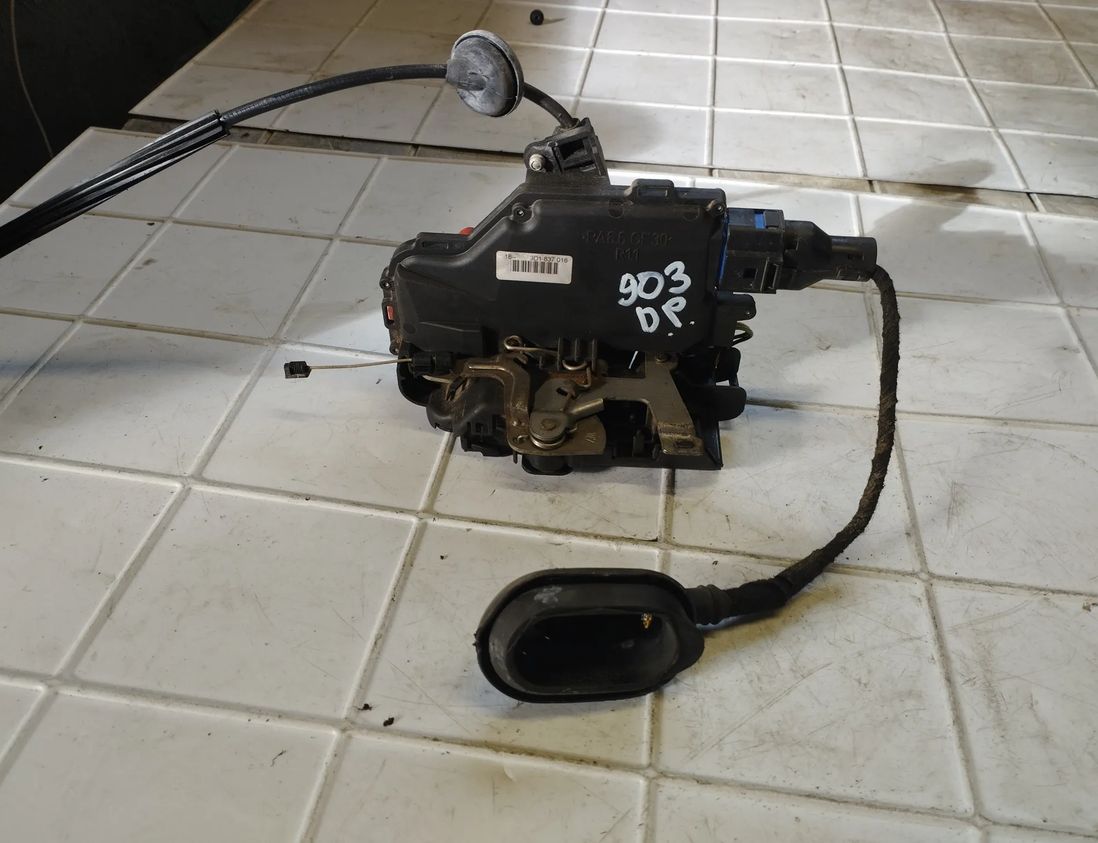 VOLKSWAGEN Touran 1 generation (2003-2015) Замок двери передний правый 3D1837016 21672751