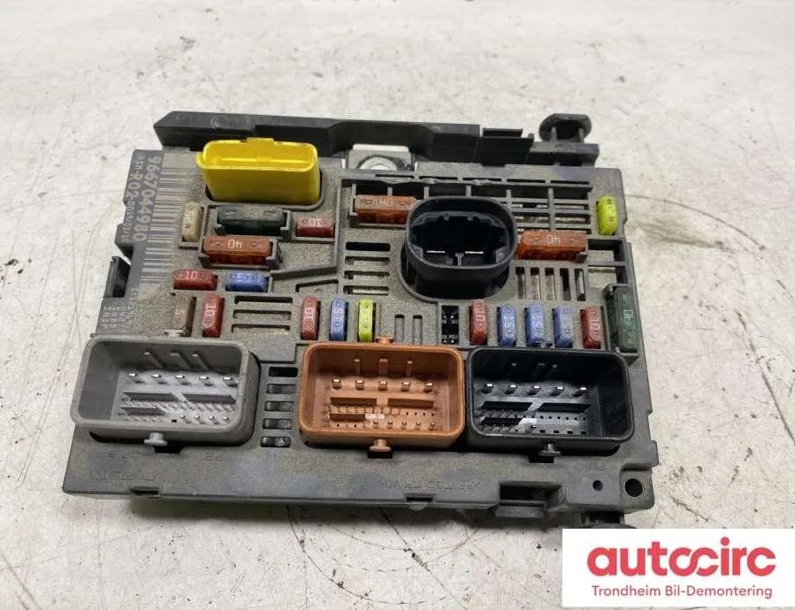 PEUGEOT 3008 1 generation (2010-2016) Fuse Box 9807028580,9667044980 33010784