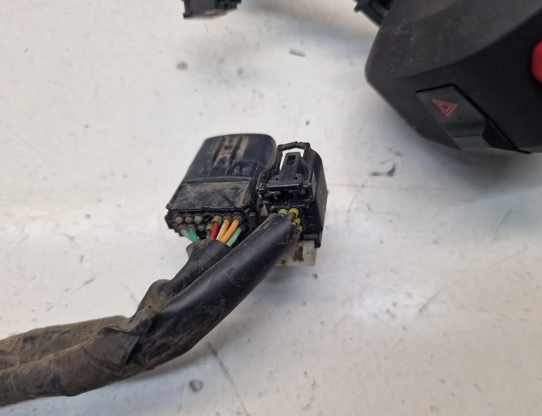 SUZUKI GSX-S T4 (1990-2003) Правый боковой переключатель передач 29025690