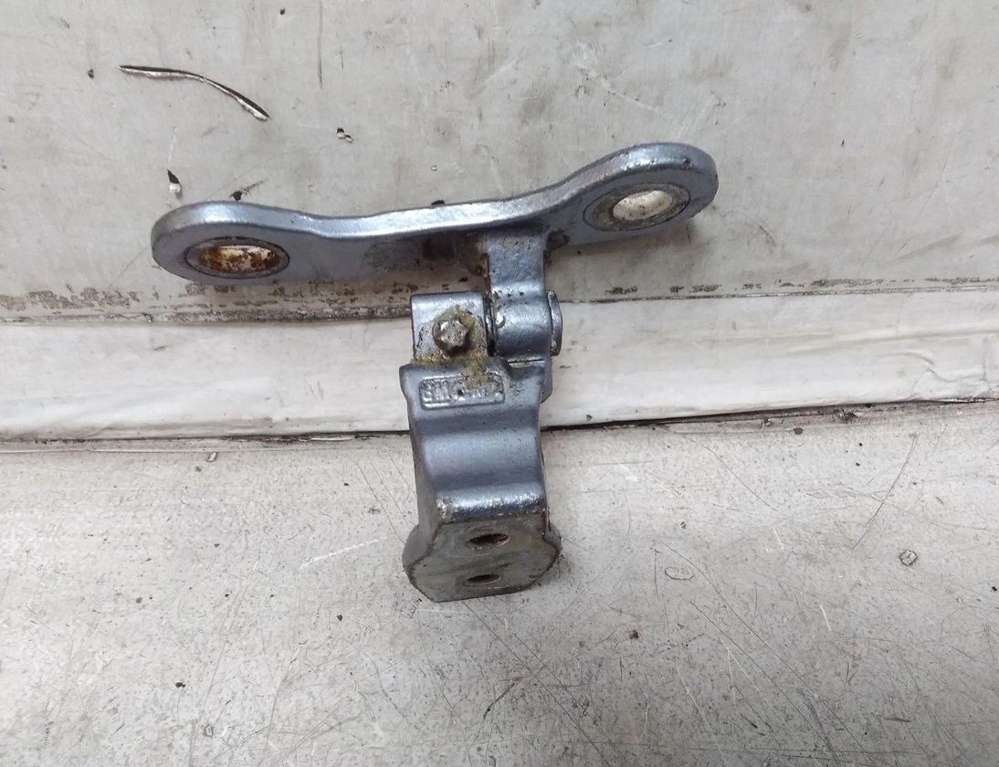 OPEL Vectra C (2002-2005) Задний левый дверной шарнир 28586915