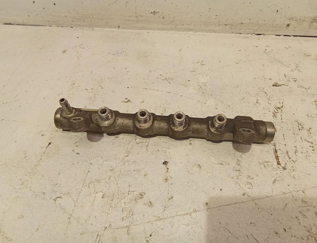 VOLKSWAGEN Passat B7 (2010-2015) Топливная рейка 03L089N 28674307