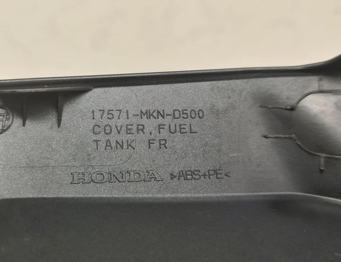 HONDA CBR (1983-2016) Обтекатель крышки топливного бака 17571-MKN-D500 32858906