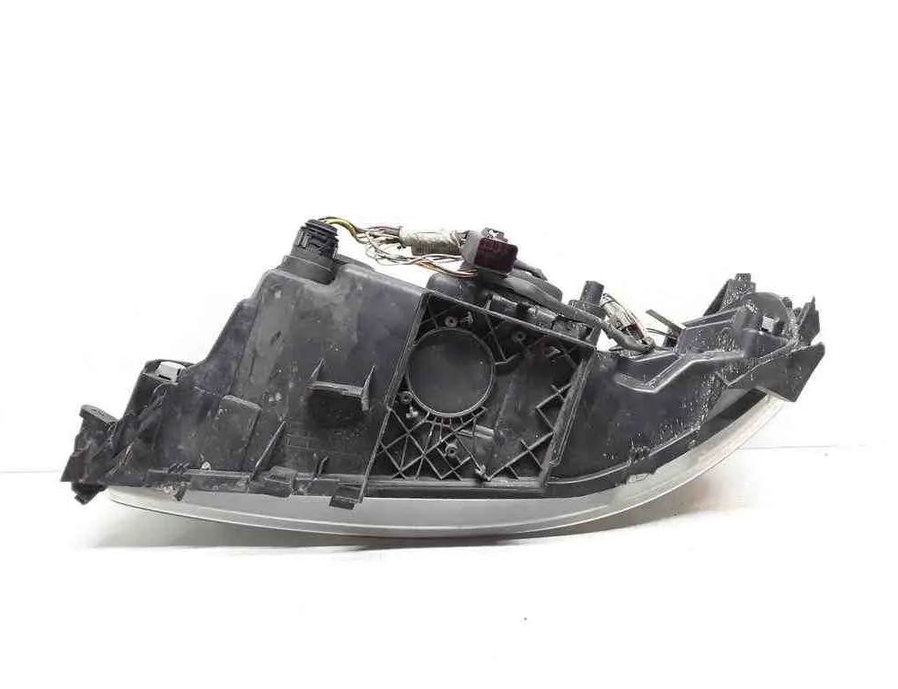 VOLVO V70 2 generation (2000-2008) Front Right Headlight 30698836 32656458