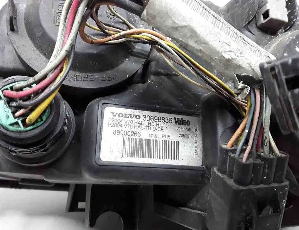 VOLVO V70 2 generation (2000-2008) Front Right Headlight 30698836 32656458