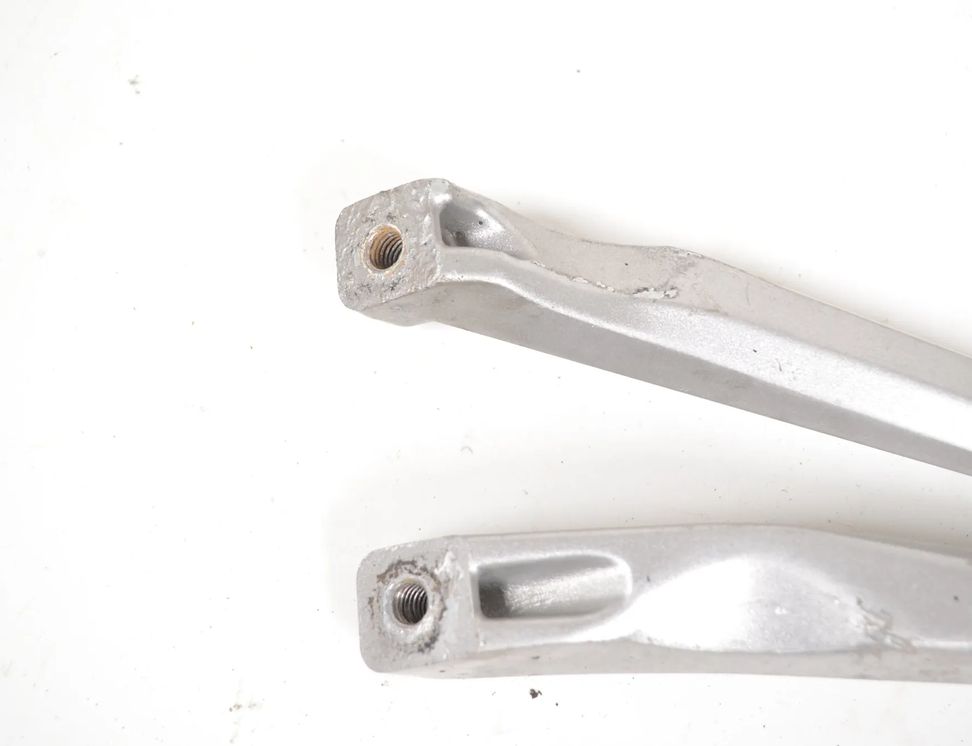 YAMAHA YZF-R Rear right side footrest peg hanger Unavailable 25954623