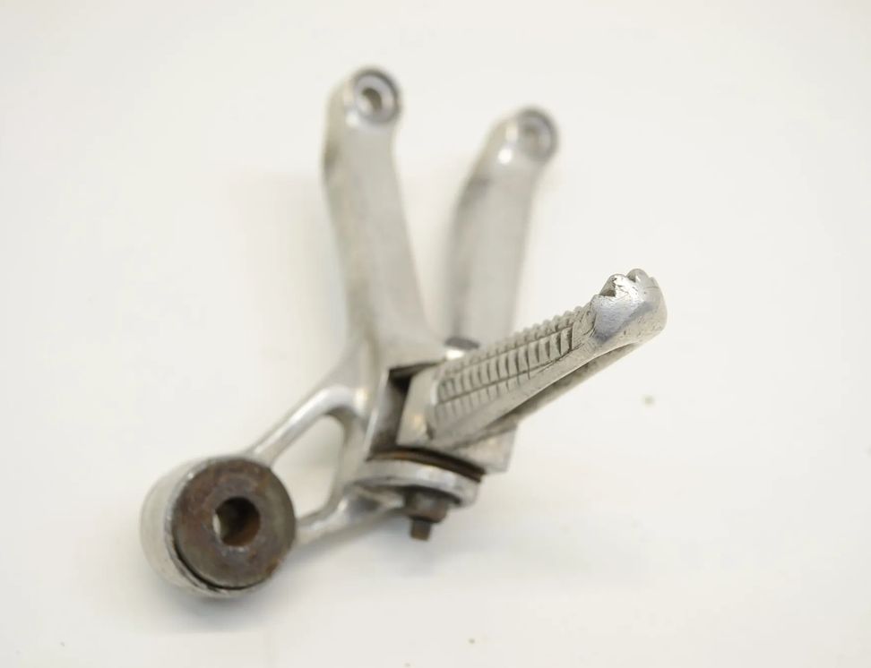 YAMAHA YZF-R Rear right side footrest peg hanger 3xvr 3686698