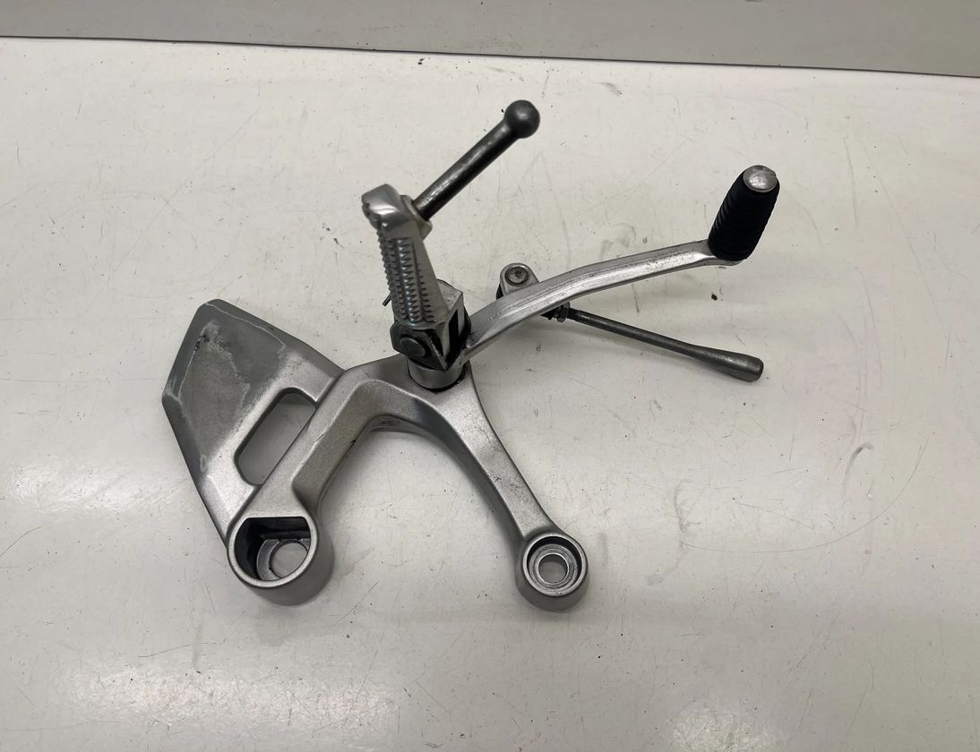 YAMAHA MT 2 generation (2007-2011) Front left side footrest peg hanger  25629939