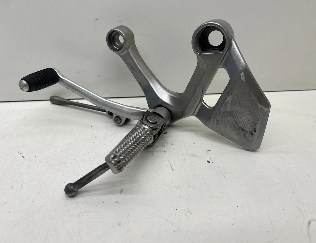 YAMAHA MT 2 generation (2007-2011) Front left side footrest peg hanger  25629939