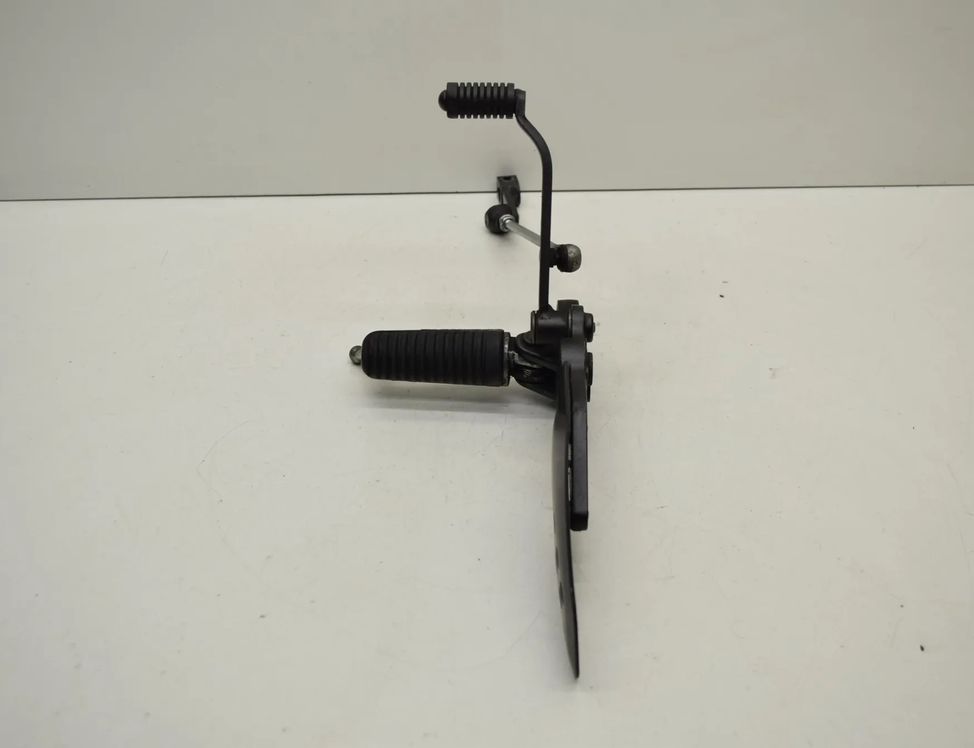 YAMAHA MT 2 generation (2007-2011) Front left side footrest peg hanger  25697984