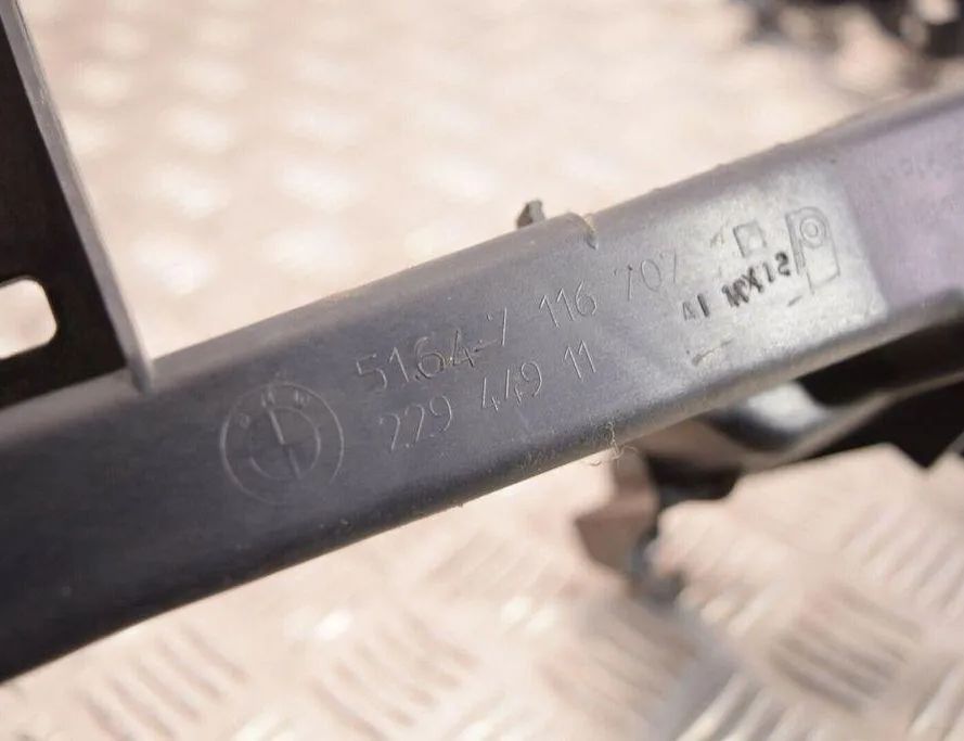 BMW 3 Series E90/E91/E92/E93 (2004-2013) Держатель передний левого фонаря 7116707 30986281