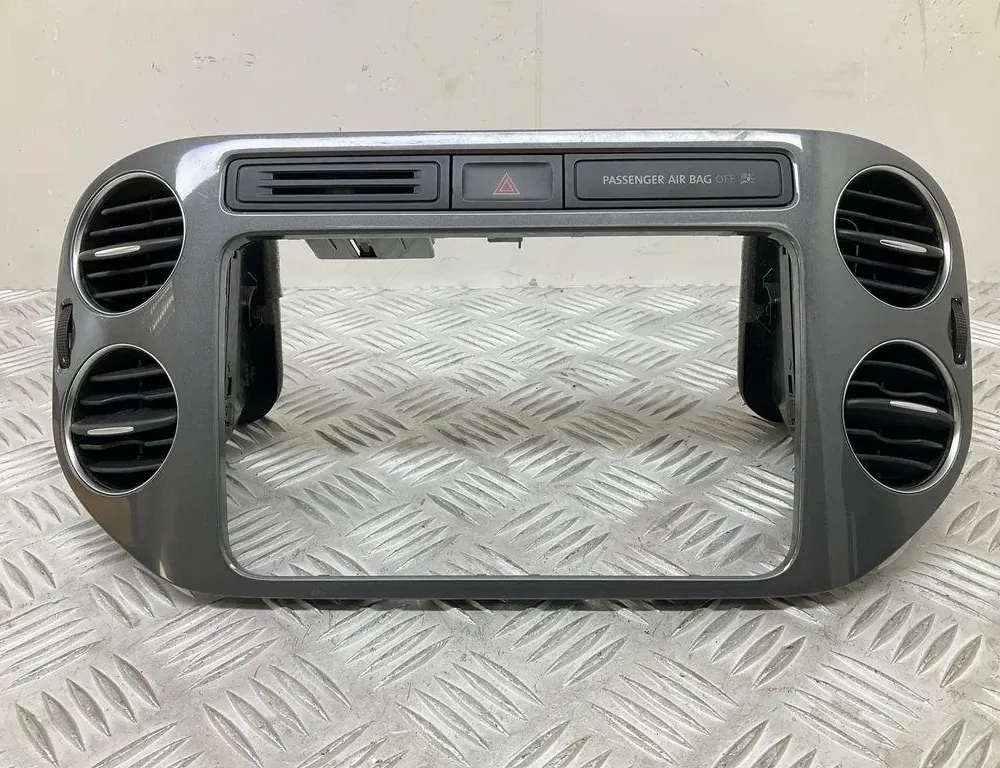 VOLKSWAGEN Tiguan 1 generation (2007-2017) Center console air vents 5M0819357,5N0858071E,5N0858069J,5N0819062B,5N0819061B 34731649