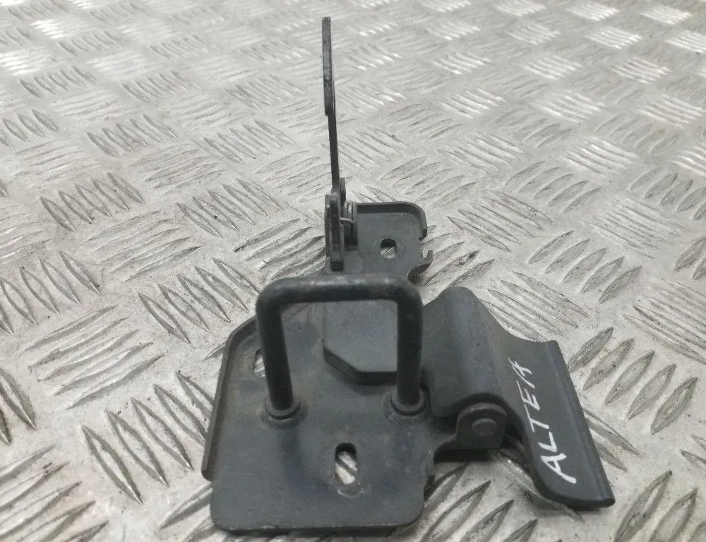 SEAT Altea 1 generation (2004-2013) Крюк капотa 5P0823480 34729251
