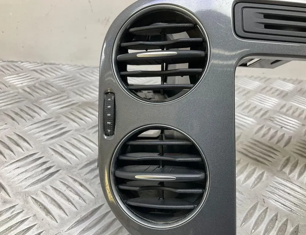 VOLKSWAGEN Tiguan 1 generation (2007-2017) Center console air vents 5M0819357,5N0858071E,5N0858069J,5N0819062B,5N0819061B 34731649
