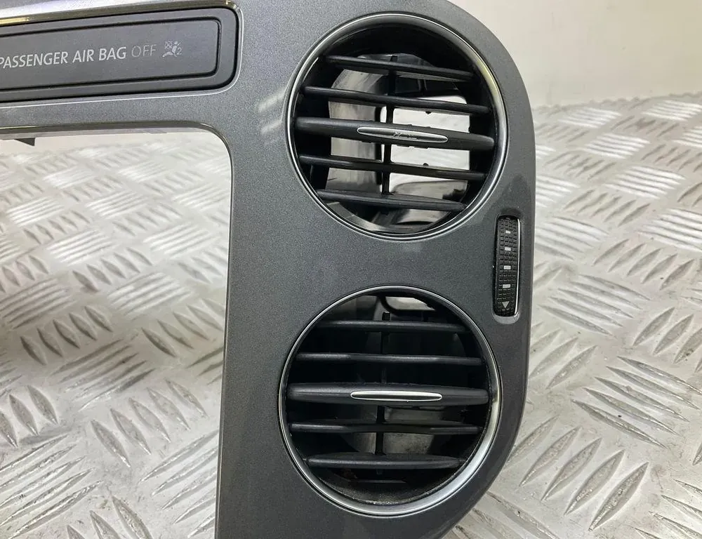 VOLKSWAGEN Tiguan 1 generation (2007-2017) Center console air vents 5M0819357,5N0858071E,5N0858069J,5N0819062B,5N0819061B 34731649