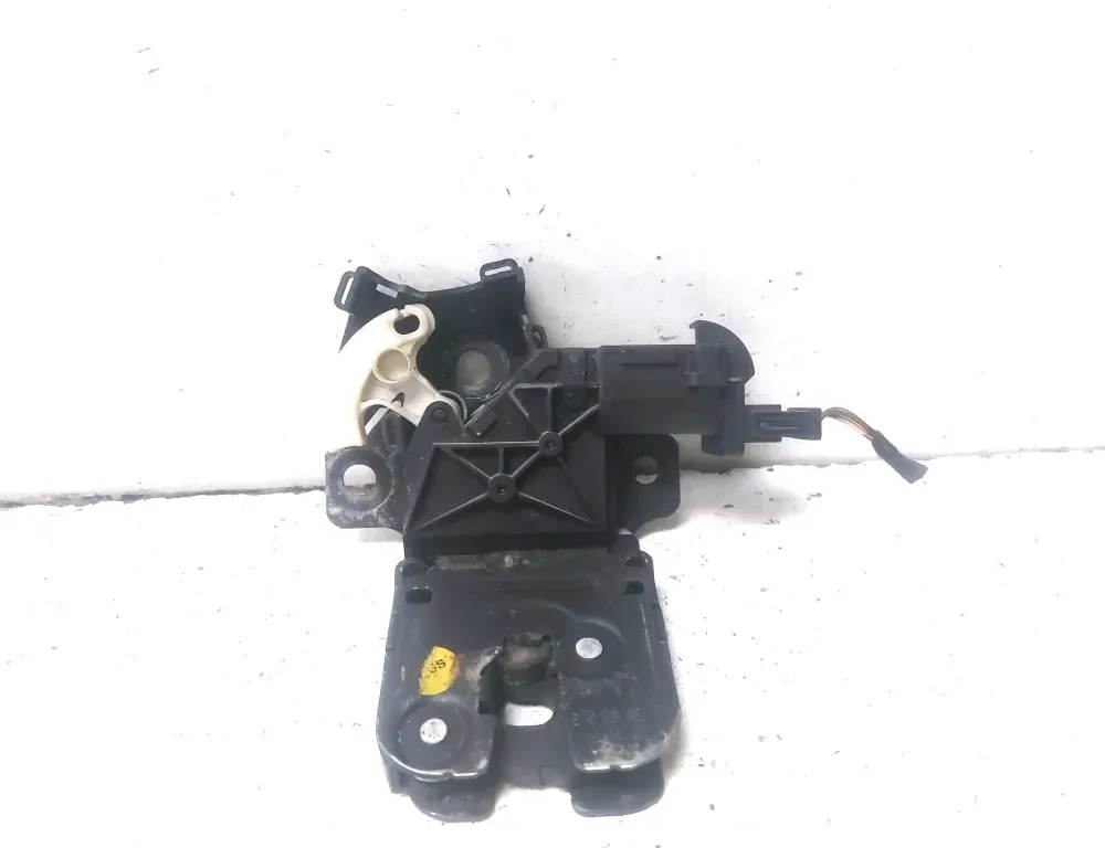 AUDI A4 B7/8E (2004-2008) Tailgate Boot Lock 8P4827505 33185960