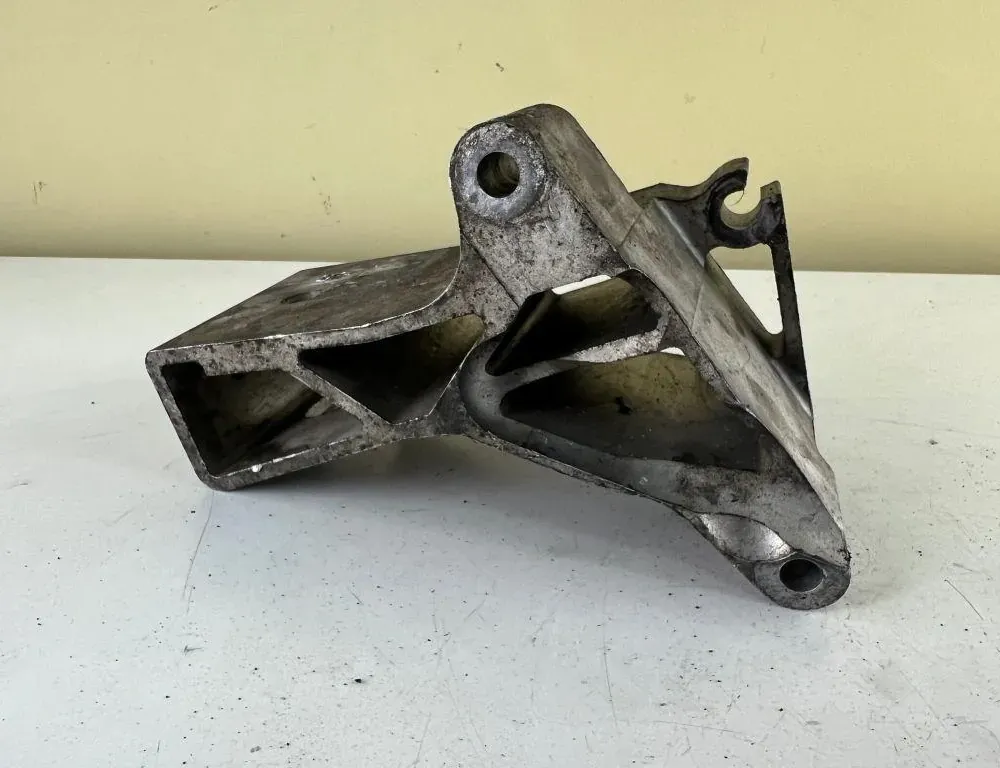 VOLVO XC90 1 generation (2002-2014) Left Side Engine Bracket 35809972