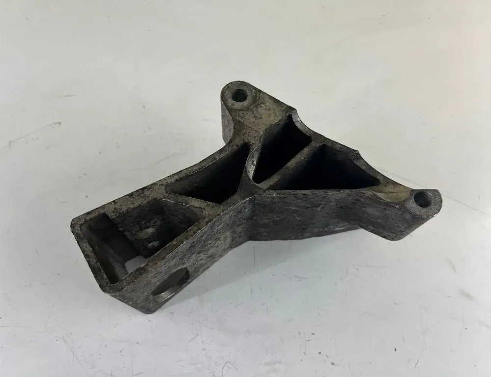 VOLVO XC90 1 generation (2002-2014) Left Side Engine Bracket 35809972