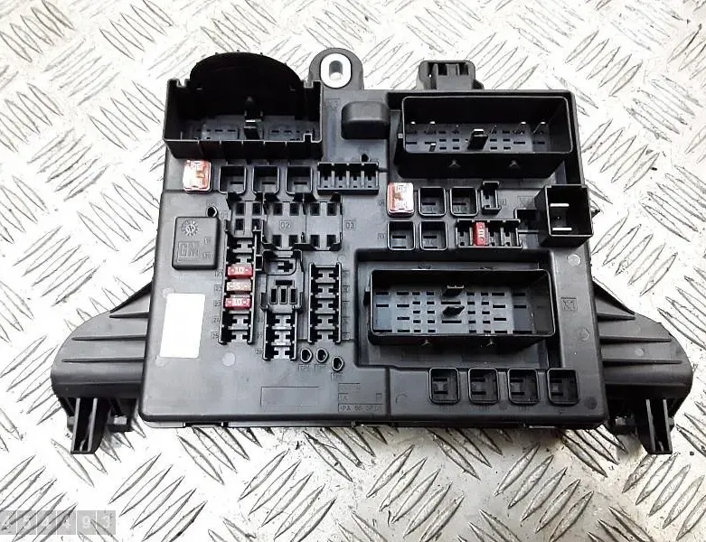 OPEL Insignia A (2008-2016) Fuse box 22737768 28607634
