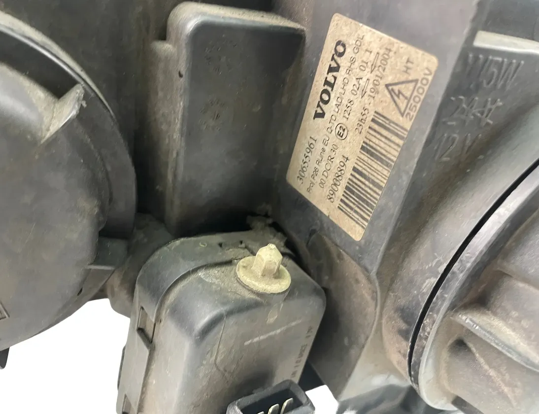 VOLVO V70 2 generation (2000-2008) Front Right Headlight 30655961 34532785