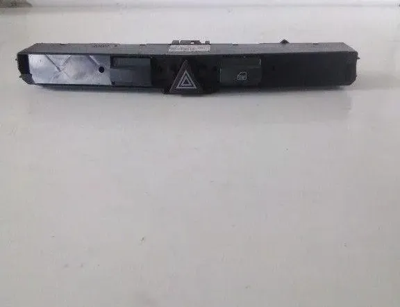 OPEL Astra H (2004-2014) кнопка опасности 13100105 20325032