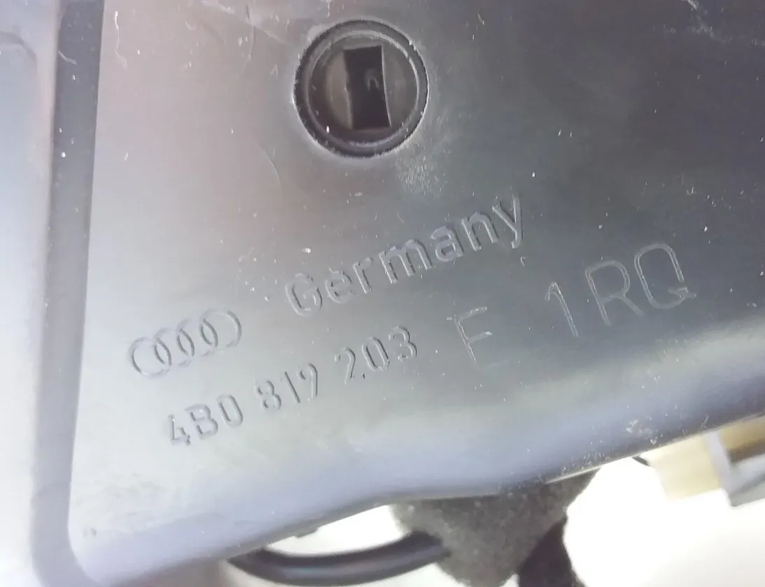 AUDI A6 C5/4B (1997-2004) Задняя воздушная решётка 4B0819203 20370507