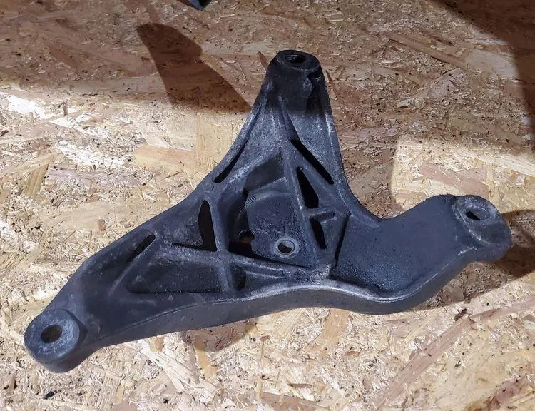 BMW 5 Series E39 (1995-2004) Engine Bracket Right Side 1096080 33743523