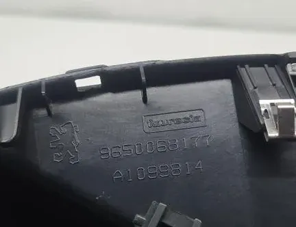 PEUGEOT 207 1 generation (2006-2009) Вентиляционные отверстия центральной консоли 9650068177,A1099814 33403300