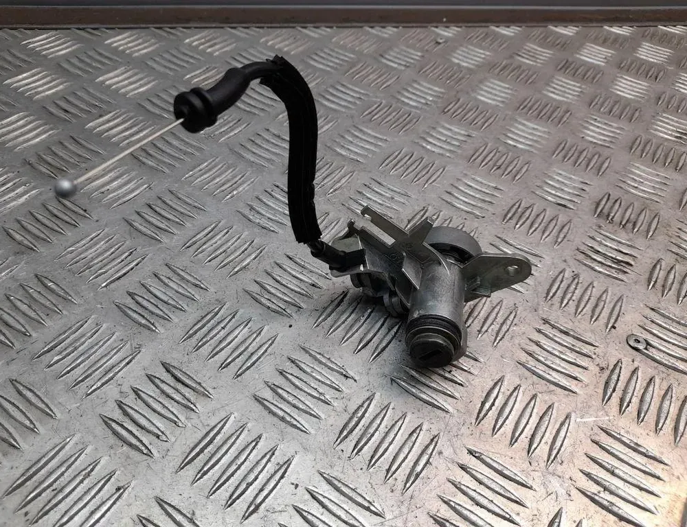 AUDI A8 D2/4D (1994-2002) Замок крышки багажника 8F0827573 33421231