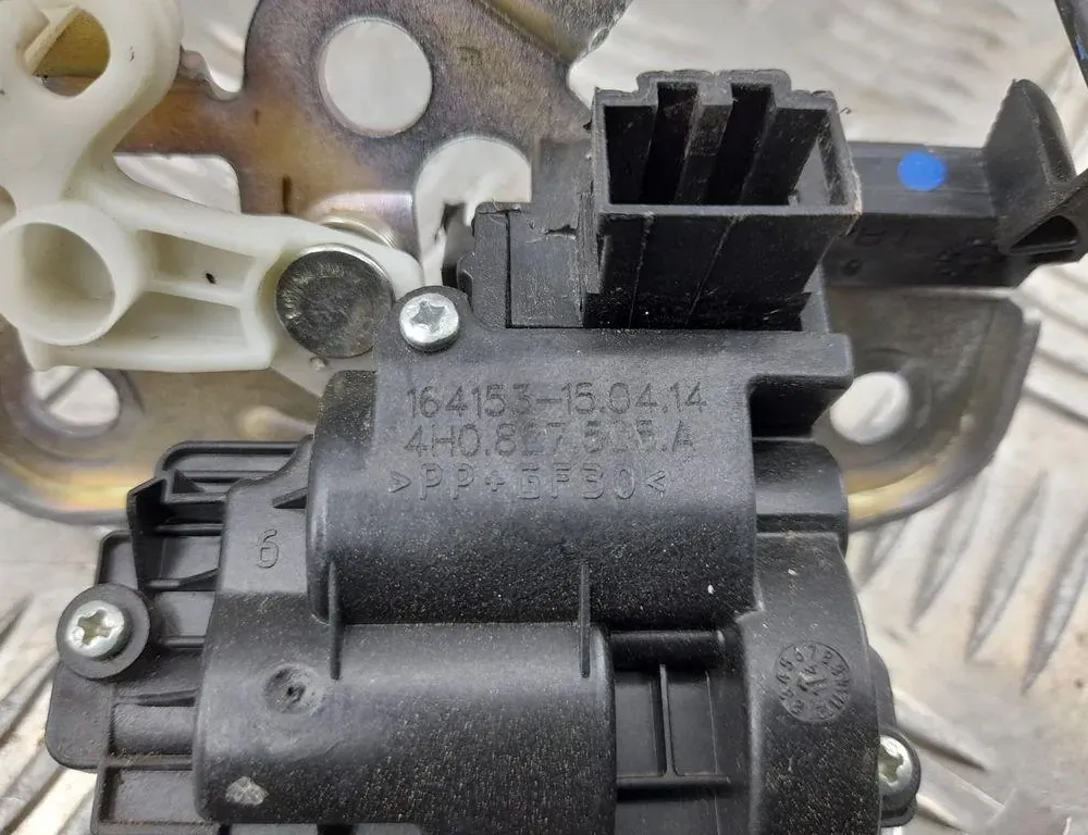 AUDI A8 D2/4D (1994-2002) Tailgate Boot Lock 4H0827505A 33425655