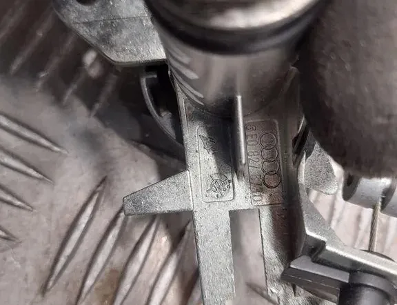 AUDI A8 D2/4D (1994-2002) Замок крышки багажника 8F0827573,8E0827573D 33433093