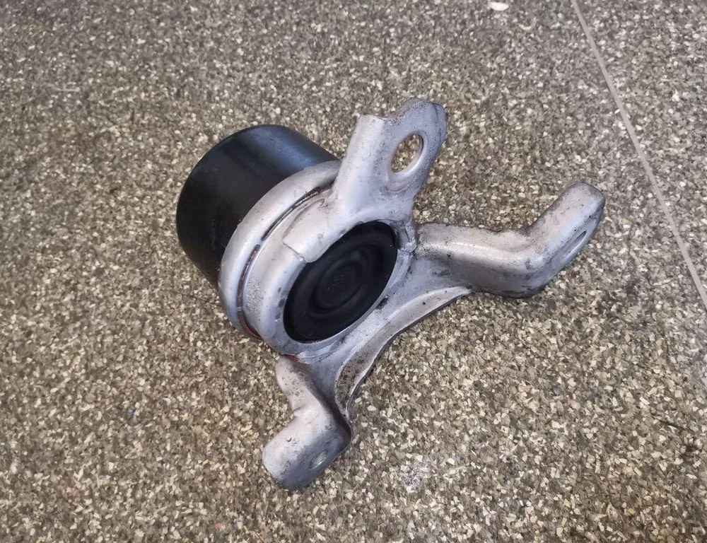 VOLVO S60 1 generation (2000-2009) Front engine mount 33860908