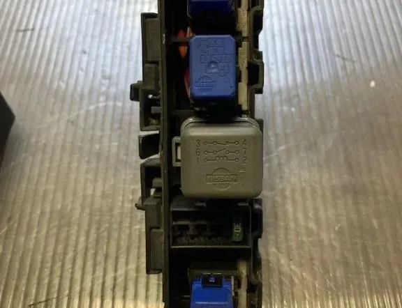NISSAN X-Trail T31 (2007-2014) Fuse Box JG70A 35462637