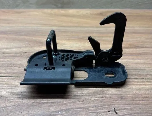 VOLKSWAGEN Touran 1 generation (2003-2015) Крюк капотa 1T0823480B 35865409