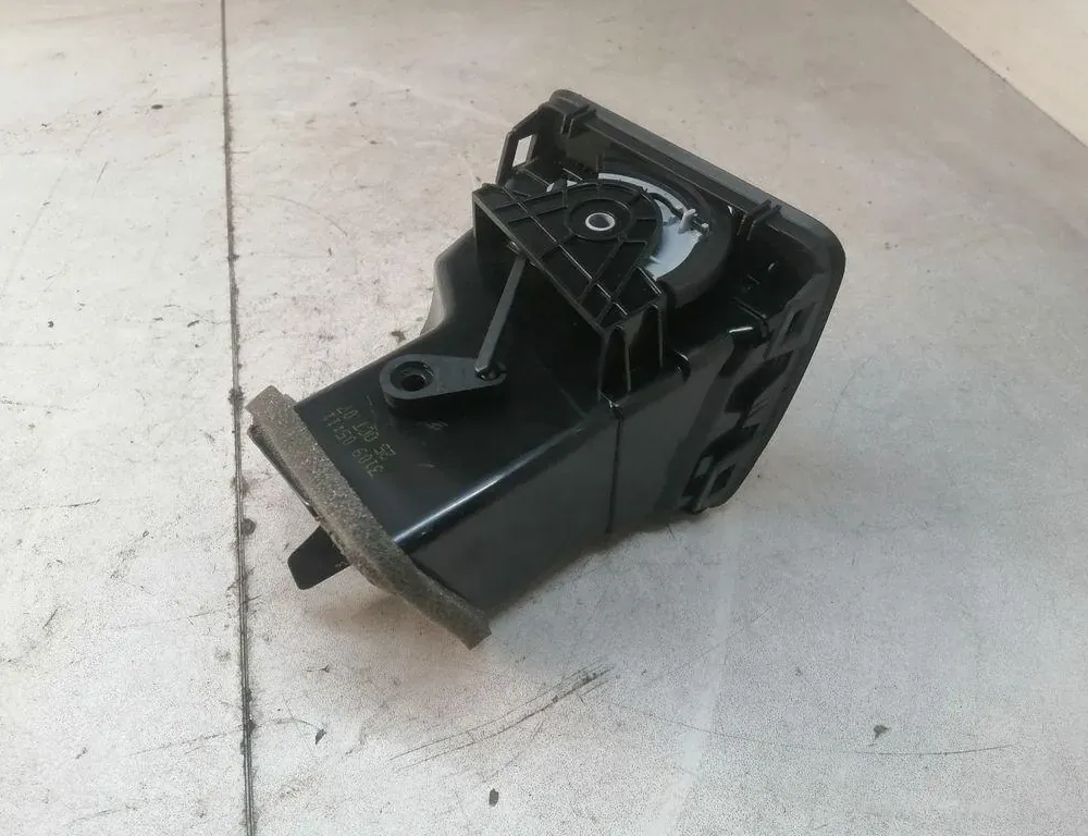VOLKSWAGEN Golf 5 generation (2003-2009) Вентиляционные отверстия в приборной панели 1K0819703,ZSB1K0819703,1K0819709 34231766