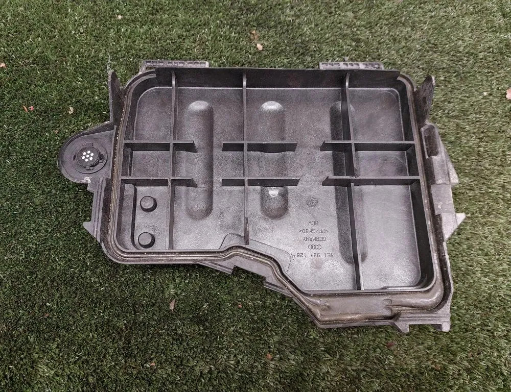 AUDI A8 D3/4E (2002-2010) Fuse Box Cover 34247601