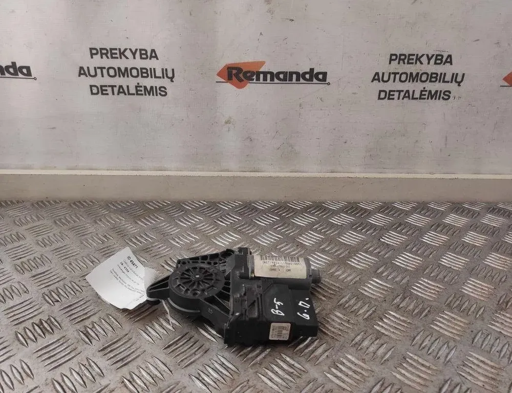 VOLKSWAGEN Passat B5 (1996-2005) Rear Right Door Window Control Motor 0130821696 31604693