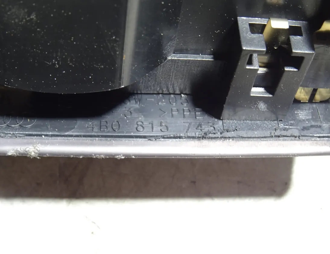 AUDI A6 C5/4B (1997-2004) Задняя воздушная решётка 4B0815743,4B0819203E 14909598