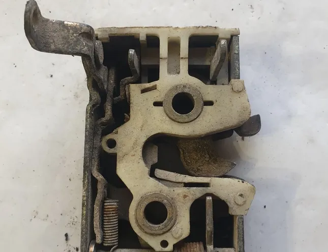 AUDI 80 B2 (1978-1986) Front Right Door Lock 813837016b 23992438