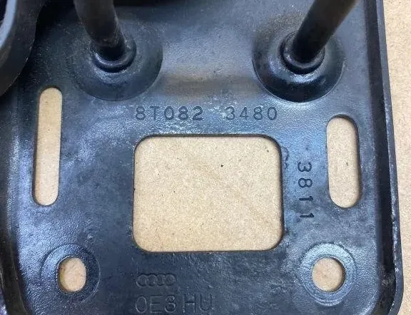 AUDI A4 B8/8K (2011-2016) Крюк капотa 8T0823480 30964403