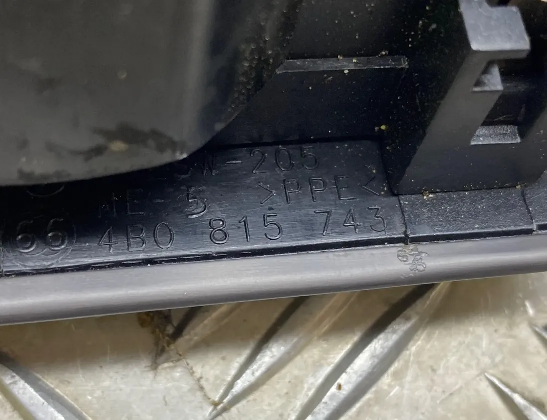 AUDI A6 C5/4B (1997-2004) Задняя воздушная решётка 4B0819203 29015498