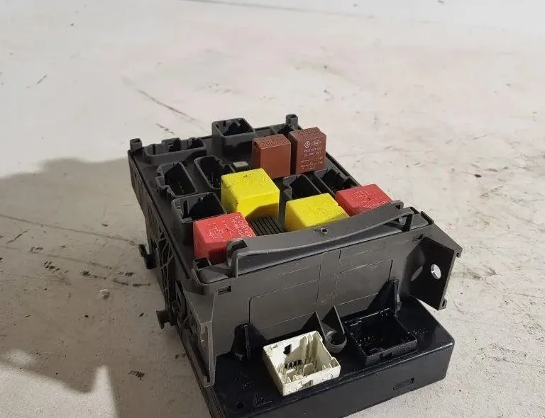 RENAULT Espace 4 generation (2002-2014) Fuse Box 8200283812 31503064