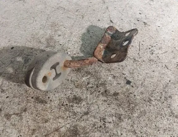 VOLVO V70 2 generation (2000-2008) Exhaust Hanger Bracket 09492157 31508740