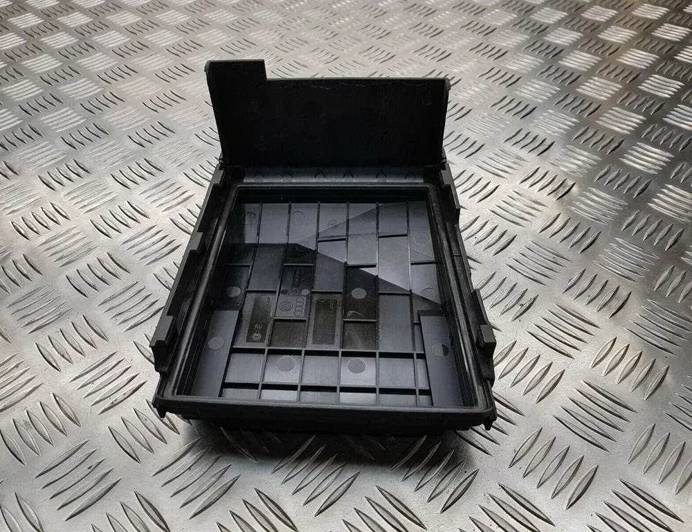 AUDI A3 8P (2003-2013) Fuse Box Cover 1K0937132F 31425861