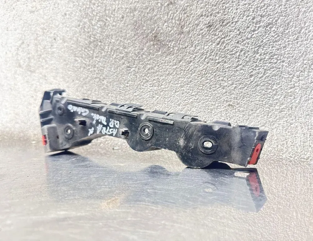 OPEL Astra H (2004-2014) Front Right Bumper Bracket 000137794 34475541