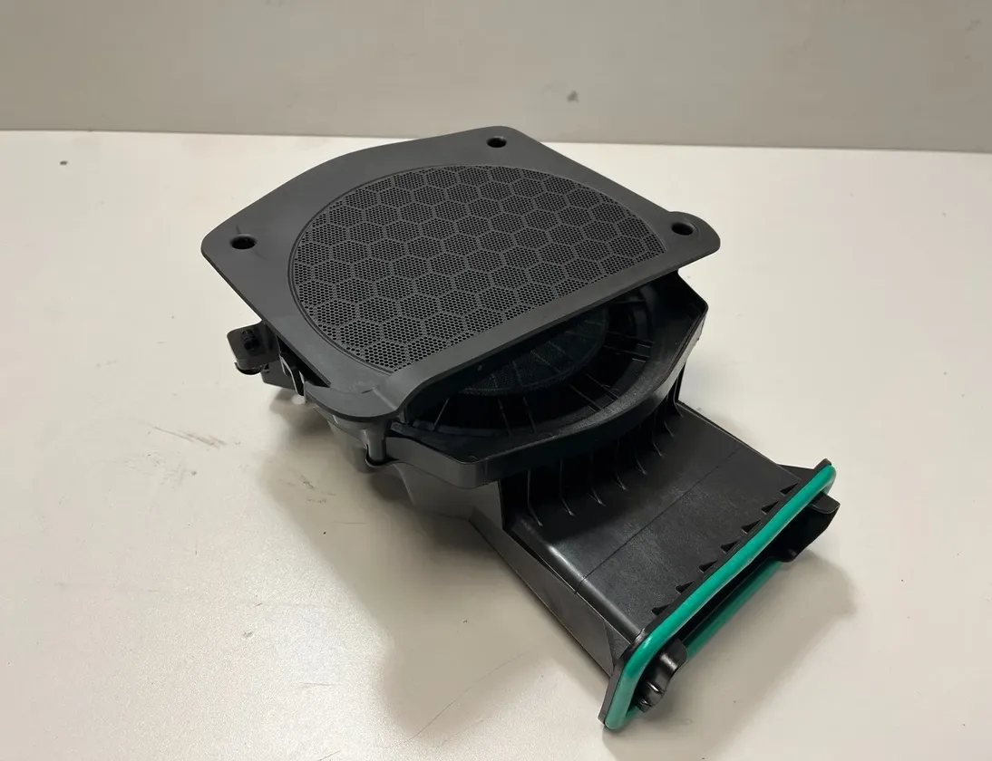 BMW X4 G02 (2018-2024) Низкочастотный динамик с левой стороны 6826949,6811918 31995013