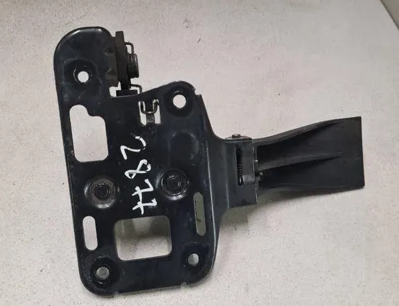 AUDI A4 B8/8K (2011-2016) Крюк капотa 8T0823480 35843252