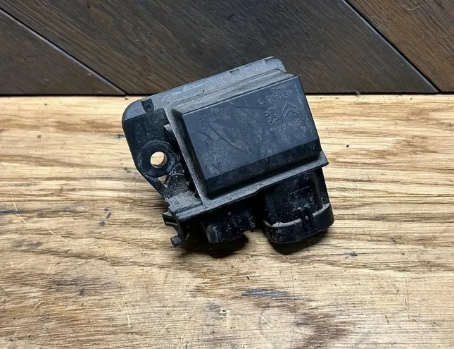 CITROËN C4 Picasso 2 generation (2013-2018) Coolant fan relay 9673999980 28576638