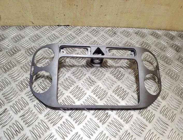 VOLKSWAGEN Tiguan 1 generation (2007-2017) Music Player Trim 5M0858071K 26190428